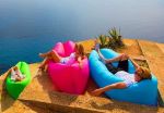Удобные пуфы разных цветов на которых можно сидеть, лежать или наслаждаться водными радостями